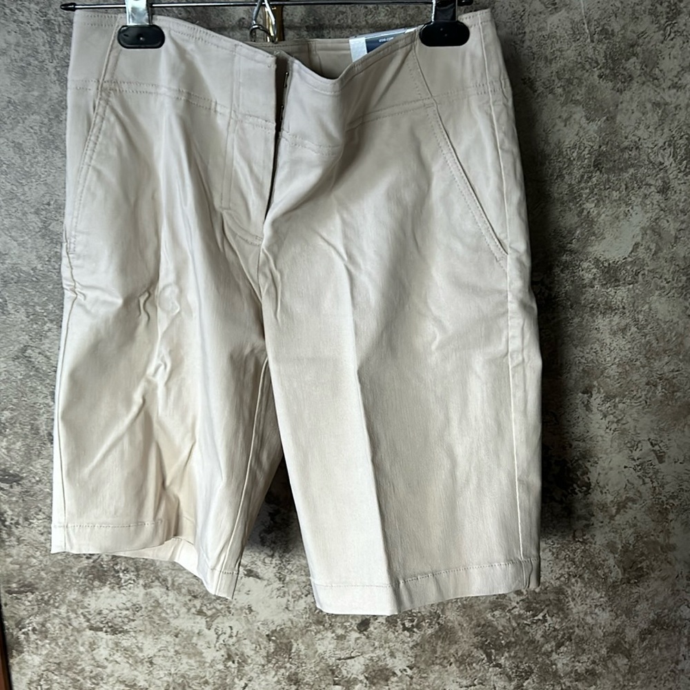 Izod Women’s Stretch Tan Size 2 Golf Shorts